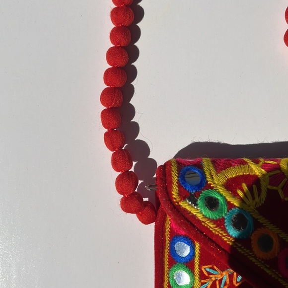 NWT Red Velvet envelope style embroidered clutch with shoulder strap Bag - Picture 13 of 13